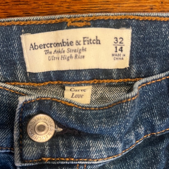 Ambercrombie and Fitch 90's Straight Ultra High Rise Jeans dark wash. Never worn - Picture 3 of 6